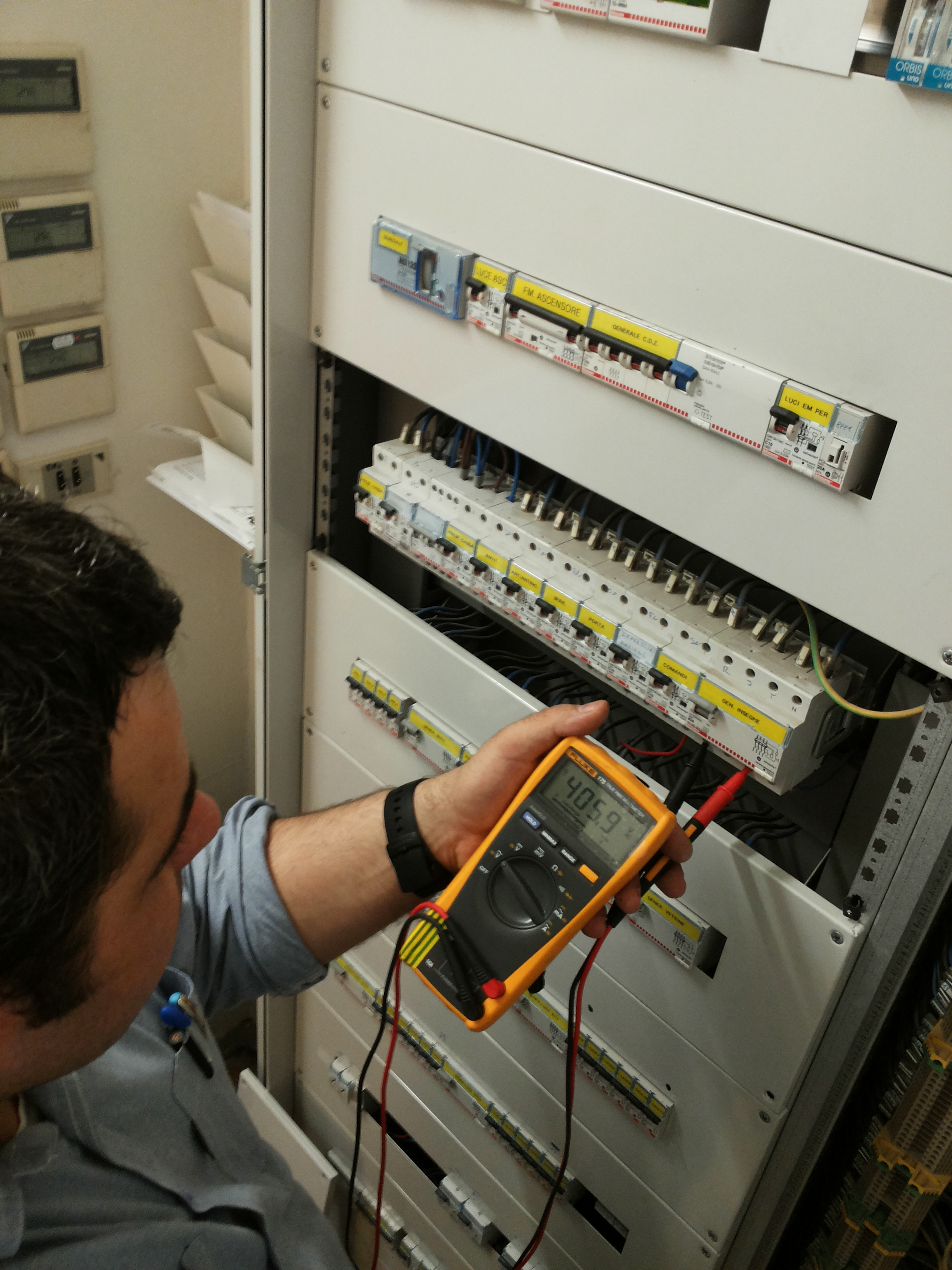 Dopo le verifiche abbiamo trovato una dispersione verso terra dovuto a un reattore guasto eseguito il 28/aprile/2014 in via Brunelleschi Firenze