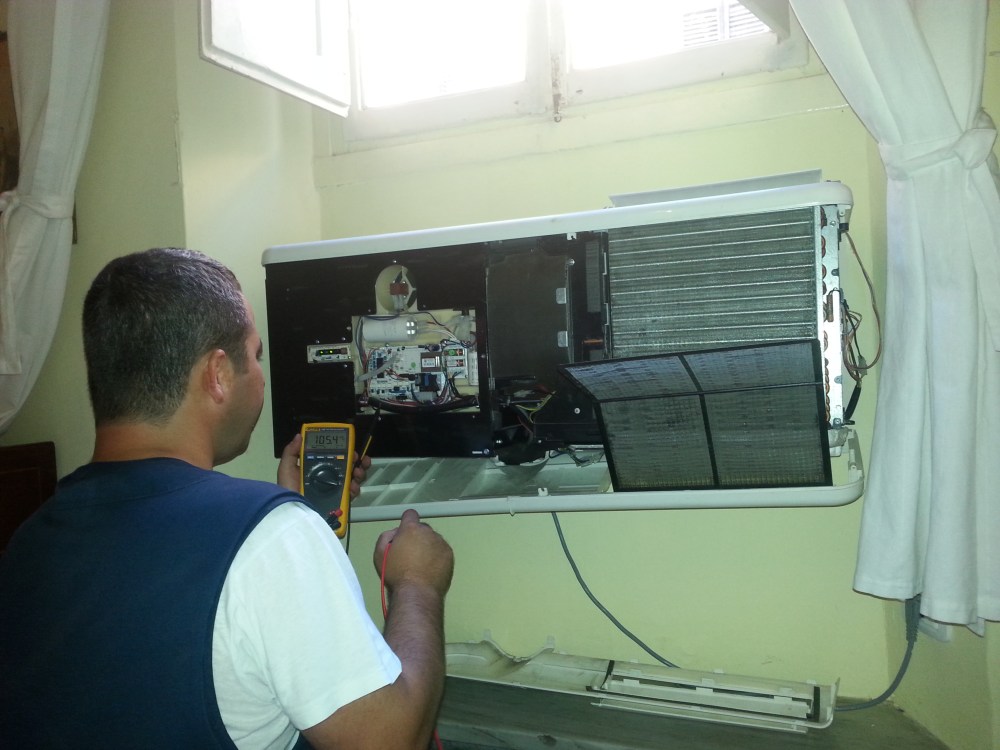 Il tecnico Adriano mentre ripara il condizionatore